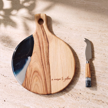 Gourmet Duo Gift Box in Slate - Flat lay of the round board and cheese knife 