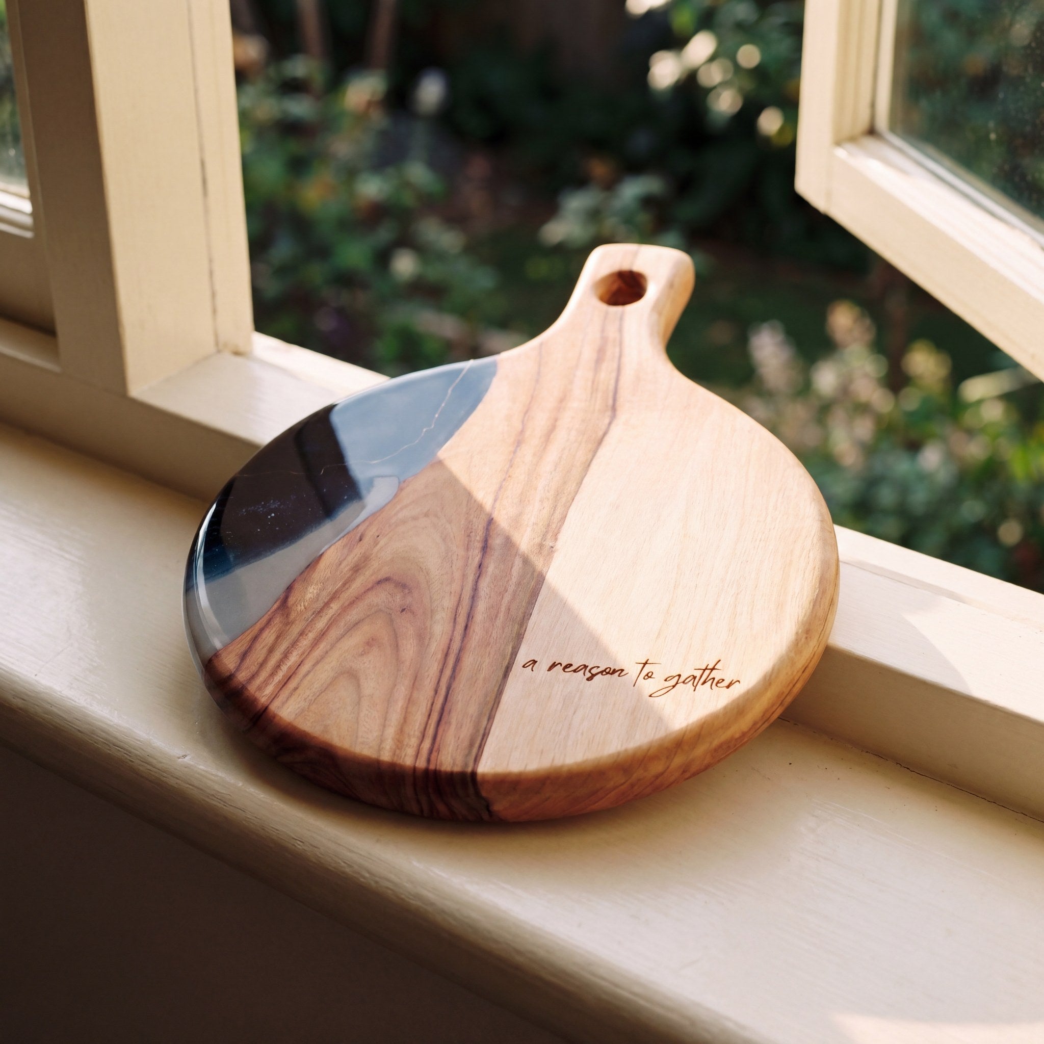 Round Resin Paddle in Slate - Angled detail shot showing resin pattern and timber edge #colour_slate